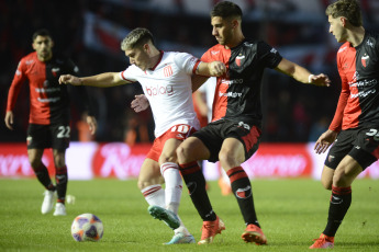 Santa Fe, Argentina.- En las fotos tomadas el 13 de junio del 2023, durante el partido entre Colón y Estudiantes en un partido de la jornada 20 de la Liga Profesional Argentina, en el Estadio Brigadier Gral. Estanislao López. Colón venció por 1-0 a Estudiantes como local, con gol de Facundo Garcés, a los 34 minutos. En la próxima fecha, Estudiantes se medirá con San Lorenzo, mientras que Colón tendrá como rival a Rosario Central.