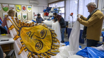 Buenos Aires, Argentina.- En las fotos tomadas el 20 de junio del 2023, en el marco de un nuevo aniversario del Día de la Bandera, se desplegó una bandera oficial de 23,5 metros de ancho por 13,3 metros de alto, equivalente a lo que sería un edificio de ocho pisos, precisó el gobierno porteño a través de un comunicado. El paño fue realizado por las distintas áreas que integran el Taller de Banderas de la Dirección General de Competencias y Talleres bajo la órbita de la Secretaría de Atención Ciudadana y Gestión Comunal de la Ciudad.