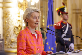 Buenos Aires, Argentina.- En las fotos tomadas el 13 de junio del 2023, el presidente Alberto Fernández mantuvo una reunión en Casa Rosada con la titular de la Comisión Europea, Ursula von der Leyen (foto), durante la cual abordaron la relación comercial de la Argentina con la Unión Europea (UE), repasaron la situación del acuerdo Mercosur-UE y destacaron la importancia de la Cumbre del bloque europeo con la CELAC que tendrá lugar en Bruselas en julio.