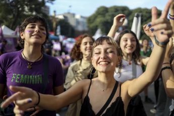 Buenos Aires, Argentina.- En las fotos tomadas el 3 de junio del 2023, una multitud se concentró frente al Congreso en Buenos Aires, al grito de 'ni una menos'. El asesinato de una joven a manos de un compañero de oficina que la acosaba enmarcó este sábado la octava marcha anual contra la violencia de género en Argentina donde en 2022 se registraron 252 femicidios, según la Corte Suprema de Justicia. La convocatoria, Ni una menos además hizo hincapié en las desigualdades económicas que sufren las mujeres.