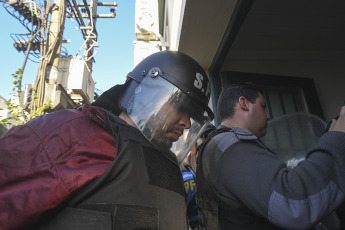 Buenos Aires, Argentina.- En las fotos tomadas el 15 de junio del 2023, Fernando André Sabag Montiel (izquierda) y Brenda Uliarte, los dos acusados por el intento de asesinato de la Vicepresidenta Cristina Kirchne, durante el juicio oral en el que fueron condenados a un año de prisión en suspenso como coautores del delito de tenencia ilegítima de un Documento Nacional de Identidad (DNI) ajeno, que fue hallado durante los allanamientos que se realizaron en marco de la investigación por el atentado a Cristina Fernández de Kirchner.