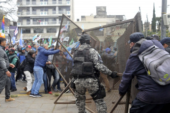 Jujuy, Argentina.- En las fotos tomadas el 20 de junio del 2023, varias decenas de personas resultaron heridas, una de ellas de gravedad, en fuertes enfrentamientos entre manifestantes y policías en Jujuy, en el noroeste de Argentina. Los altercados se dieron mientras la legislatura provincial instauraba una nueva Constitución que penaliza algunas formas de protesta.