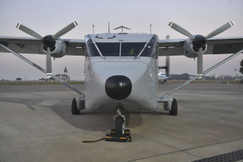 Buenos Aires, Argentina.- En las fotos tomadas el 26 de junio del 2023, muestra la aeronave Short SC-7 Skyvan utilizada en la última dictadura militar argentina (1976-1983). Argentina presentó el avión que fue utilizado para los llamados “vuelos de la muerte”, en los que los represores de la dictadura militar argentina lanzaban desde las alturas a los detenidos vivos al mar. La aeronave, formará parte de un museo local.