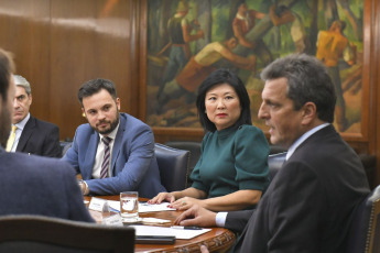 Buenos Aires, Argentina.- En las fotos tomadas el 21 de junio del 2023, el ministro de Economía argentino, Sergio Massa (derecha), se reunió con funcionarios del Banco Interamericano de Desarrollo (BID). El BID aprobó un crédito por 350 millones de dólares para el apoyo a la agenda climática y de descarbonización de Argentina, informó el Ministerio de Economía del país austral.