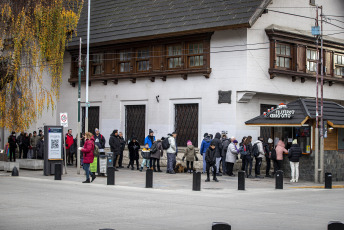 Bariloche, Argentina.- En las fotos tomadas el 18 de junio del 2023, turistas nacionales e internacionales visitan la ciudad rionegrina de San Carlos de Bariloche este fin de semana extra largo. Mendoza y Bariloche se convirtieron en dos de los destinos turísticos más elegidos. Mientras que el Gobierno mendocino reportó un 85