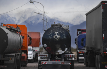 Mendoza, Argentina.- En las fotos tomadas el 27 de junio del 2023, muestra los camiones varados en Mendoza debido al cierre transitorio del Paso Internacional Cristo Redentor. La Asociación de Propietarios de Camiones de Mendoza (Aprocam), informó que hay al menos 2.000 camiones varados y se indicó que "la situación es grave" por el temporal de nieve y lluvia de la última semana que destrozó tramos de ruta del lado chileno, donde se registraron desprendimientos que dejaron grandes rocas en medio de la carretera.