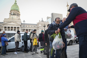 Buenos Aires, Argentina.- En las fotos tomadas el 14 de junio del 2023, organizaciones sociales entregan alimentos frente al Congreso de Buenos Aires, en medio de la situación económica que atraviesa el país. Argentina registró en mayo un incremento de los precios al consumidor de 7.8%, que lleva la inflación a 12 meses a 114.2%, informó el instituto oficial de estadísticas Indec. En lo que va del año, la inflación es de 42.2%.