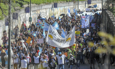 Jujuy, Argentina.- En las fotos tomadas el 14 de junio del 2023, miles de docentes, trabajadores estatales y militantes de organizaciones sociales marcharon en San Salvador de Jujuy en reclamo de una recomposición salarial y en contra de la reforma constitucional, así como por la derogación de un decreto del gobernador radical Gerardo Morales que "avanza en la criminalización de la protesta", donde autoriza la represión policial, da intervención directa a la Justicia penal y cobra multas a quienes corten calles u ocupen espacios públicos en demanda de mayores derechos.