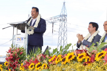 Yacuiba, Bolivia.- En las fotos tomadas el 1 de junio del 2023, el Presidente de Bolivia, Luis Arce (frente), se reunió con su homólogo de Argentina, Alberto Fernández, para realizar la entrega del electroducto Juana Azurduy de Padilla, el primer proyecto eléctrico entre ambos países. La planta contiene dos subestaciones: una en la localidad de Yaguacua, Bolivia, y otra en la ciudad de Tartagal, Argentina y fue impulsada a partir del Memorándum de Entendimiento para el Intercambio de Energía Eléctrica entre Argentina y Bolivia, con una potencia de 132 kilovatios y 110 kilómetros de longitud.