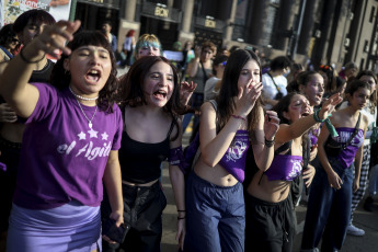 Buenos Aires, Argentina.- En las fotos tomadas el 3 de junio del 2023, una multitud se concentró frente al Congreso en Buenos Aires, al grito de 'ni una menos'. El asesinato de una joven a manos de un compañero de oficina que la acosaba enmarcó este sábado la octava marcha anual contra la violencia de género en Argentina donde en 2022 se registraron 252 femicidios, según la Corte Suprema de Justicia. La convocatoria, Ni una menos además hizo hincapié en las desigualdades económicas que sufren las mujeres.