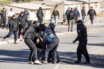 Jujuy, Argentina.- En las fotos tomadas el 18 de junio del 2023, durante las protestas y cortes de ruta en Jujuy, Argentina, contra la reforma de la Constitución. Las protestas en el distrito del norte argentino, fueron encabezadas por comunidades originarias, gremios y partidos políticos que rechazaron tanto el contenido como el tratamiento brindado por los convencionales constituyentes jujeños.