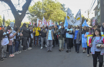 Jujuy, Argentina.- En las fotos tomadas el 14 de junio del 2023, miles de docentes, trabajadores estatales y militantes de organizaciones sociales marcharon en San Salvador de Jujuy en reclamo de una recomposición salarial y en contra de la reforma constitucional, así como por la derogación de un decreto del gobernador radical Gerardo Morales que "avanza en la criminalización de la protesta", donde autoriza la represión policial, da intervención directa a la Justicia penal y cobra multas a quienes corten calles u ocupen espacios públicos en demanda de mayores derechos.