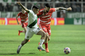 Buenos Aires, Argentina.- En las fotos tomadas el 12 de junio del 2023, durante el partido entre River y Banfield por la jornada 20 de la Liga Profesional Argentina en el Estadio Florencio Solá. River venció por 4-1 a Banfield como visitante. Para Banfield el gol fue marcado por Milton Giménez (a los 40 minutos). Para River los goles fueron marcados por Lucas Beltrán (a los 6, 48 minutos), Pablo Solari (a los 21 minutos) y Salomón Rondón (a los 94 minutos). En la próxima fecha, River se medirá con Instituto, mientras que Banfield tendrá como rival a Belgrano.