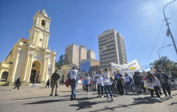 Jujuy, Argentina.- En las fotos tomadas el 14 de junio del 2023, miles de docentes, trabajadores estatales y militantes de organizaciones sociales marcharon en San Salvador de Jujuy en reclamo de una recomposición salarial y en contra de la reforma constitucional, así como por la derogación de un decreto del gobernador radical Gerardo Morales que "avanza en la criminalización de la protesta", donde autoriza la represión policial, da intervención directa a la Justicia penal y cobra multas a quienes corten calles u ocupen espacios públicos en demanda de mayores derechos.