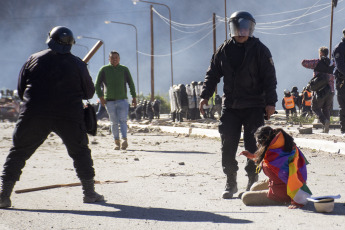 Jujuy, Argentina.- En las fotos tomadas el 18 de junio del 2023, durante las protestas y cortes de ruta en Jujuy, Argentina, contra la reforma de la Constitución. Las protestas en el distrito del norte argentino, fueron encabezadas por comunidades originarias, gremios y partidos políticos que rechazaron tanto el contenido como el tratamiento brindado por los convencionales constituyentes jujeños.