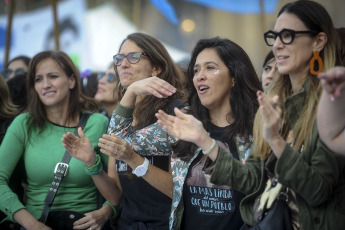 Buenos Aires, Argentina.- En las fotos tomadas el 3 de junio del 2023, una multitud se concentró frente al Congreso en Buenos Aires, al grito de 'ni una menos'. El asesinato de una joven a manos de un compañero de oficina que la acosaba enmarcó este sábado la octava marcha anual contra la violencia de género en Argentina donde en 2022 se registraron 252 femicidios, según la Corte Suprema de Justicia. La convocatoria, Ni una menos además hizo hincapié en las desigualdades económicas que sufren las mujeres.