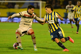 Rosario, Argentina.- En las fotos tomadas el 25 de junio del 2023, durante el partido entre Rosario Central y Colón de Santa Fe en el Estadio Gigante de Arroyito, en el marco de la fecha 21 de la Liga Profesional 2023. Rosario Central y Colón, igualaron 1-1, Eric Meza abrió el marcador para la visita y Alejo Véliz, tras un polémico penal, anotó el empate definitivo.