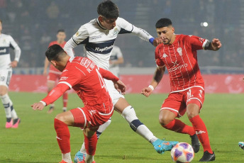 La Plata, Argentina.- In the photos taken on June 13, 2023, during the match between Gimnasia and Huracán for the 20th. date of the Argentine Professional League at the Juan Carmelo Zerillo Stadium. Gimnasia beat Huracán 1-0 at home. The goal was scored by Cristian Tarragona, at 89 minutes. On the next date, Gimnasia will face Central Córdoba, while Huracán will have Newell's as a rival.