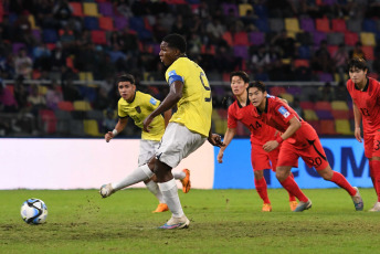 Santiago del Estero, Argentina.- En las fotos tomadas el 1 de junio del 2023, durante el partido entre Corea del Sur y Ecuador por los octavos de final de la Copa Mundial Sub-20 en el Estadio Único Madre de Ciudades, en Santiago del Estero. Corea del Sur derrotó a Ecuador por 3-2 con los goles de Lee Young-jun y Bae Jun-ho, en el primer tiempo, y de Choi Seok-hyun, a inicios del segundo tiempo. La selección surcoreana, se enfrentará a Nigeria en los cuartos de final.