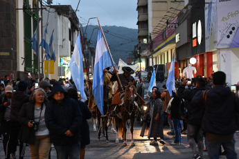 Jujuy, Argentina.- En las fotos tomadas el 21 de junio del 2023, durante la marcha de antorchas en Jujuy por la liberación de los detenidos. Tras los incidentes que se produjeron en las inmediaciones de la Legislatura de Jujuy, manifestantes exigen la liberación de las casi 70 personas que fueron detenidas durante los enfrentamientos con las fuerzas de seguridad.