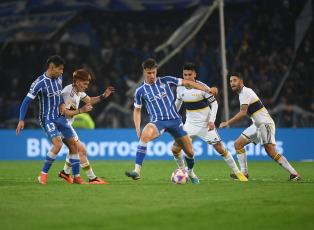 Mendoza, Argentina.- En las fotos tomadas el 22 de junio del 2023, durante el partido entre Boca Juniors y Godoy Cruz por la fecha 21 del torneo de la Liga Profesional en el estadio Malvinas Argentinas, de Mendoza. Godoy Cruz logró un histórico triunfo por 4 a 0 ante Boca Juniors, que deambula en mitad de tabla de la Liga Profesional. El elenco que dirige Jorge Almirón sumó su tercer partido sin victorias como visitante.