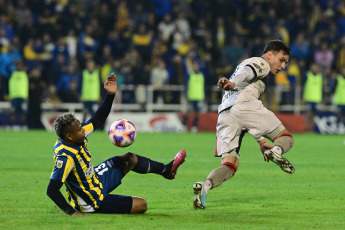 Rosario, Argentina.- En las fotos tomadas el 25 de junio del 2023, durante el partido entre Rosario Central y Colón de Santa Fe en el Estadio Gigante de Arroyito, en el marco de la fecha 21 de la Liga Profesional 2023. Rosario Central y Colón, igualaron 1-1, Eric Meza abrió el marcador para la visita y Alejo Véliz, tras un polémico penal, anotó el empate definitivo.