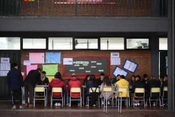 Tucumán, Argentina.- En las fotos tomadas el 11 de junio del 2023, argentinos emiten su voto durante las elecciones provinciales en Argentina. Durante las elecciones nacionales PASO (las Primarias Abiertas, Simultáneas y Obligatorias) el peronismo, de momento, se quedó solo con la gobernación de Tucumán (norte), mientras que la derecha opositora de Juntos por el Cambio -integrada por la Unión Cívica Radical (UCR) y la Propuesta Republicana (PRO)- sacó buenos resultados en las de San Luis (sureste), las primarias de Mendoza (oeste) y en las legislativas de Corrientes.