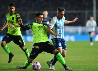 Buenos Aires, Argentina.- En las fotos tomadas el 22 de junio del 2023, durante el partido entre Racing y Barracas Central en el Cilindro de Avellaneda, por la 21era. jornada de la Liga Profesional de Fútbol. Racing y Barracas Central empataron. El gol de la “Academia” lo anotó Aníbal Moreno a los 20 minutos de la primera etapa, mientras que para el “Guapo” empató Francisco Álvarez a los 40 del segundo tiempo.