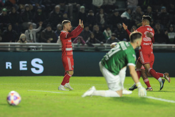 Buenos Aires, Argentina.- En las fotos tomadas el 12 de junio del 2023, durante el partido entre River y Banfield por la jornada 20 de la Liga Profesional Argentina en el Estadio Florencio Solá. River venció por 4-1 a Banfield como visitante. Para Banfield el gol fue marcado por Milton Giménez (a los 40 minutos). Para River los goles fueron marcados por Lucas Beltrán (a los 6, 48 minutos), Pablo Solari (a los 21 minutos) y Salomón Rondón (a los 94 minutos). En la próxima fecha, River se medirá con Instituto, mientras que Banfield tendrá como rival a Belgrano.