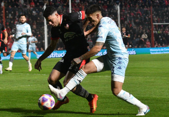 Buenos Aires, Argentina.- En las fotos tomadas el 12 de junio del 2023, durante el partido entre Instituto y Racing por la vigésima fecha de la Liga Profesional de Fútbol (LPF) en el estadio Juan Domingo Perón. Instituto, que tuvo el debut del entrenador Diego Dabove, empató contra Racing Club 1 a 1. Los locales se pusieron en ventaja en el primer tiempo con el tanto de Adrián Martínez a los 40 minutos del primer tiempo, mientras que la ‘Academia’ lo igualó con el gol del ingresado Maximiliano Moralez a los 27 del complemento.