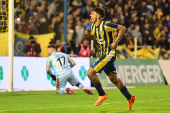 Rosario, Argentina.- En las fotos tomadas el 25 de junio del 2023, durante el partido entre Rosario Central y Colón de Santa Fe en el Estadio Gigante de Arroyito, en el marco de la fecha 21 de la Liga Profesional 2023. Rosario Central y Colón, igualaron 1-1, Eric Meza abrió el marcador para la visita y Alejo Véliz, tras un polémico penal, anotó el empate definitivo.