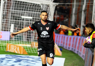 Buenos Aires, Argentina.- En las fotos tomadas el 12 de junio del 2023, durante el partido entre Instituto y Racing por la vigésima fecha de la Liga Profesional de Fútbol (LPF) en el estadio Juan Domingo Perón. Instituto, que tuvo el debut del entrenador Diego Dabove, empató contra Racing Club 1 a 1. Los locales se pusieron en ventaja en el primer tiempo con el tanto de Adrián Martínez a los 40 minutos del primer tiempo, mientras que la ‘Academia’ lo igualó con el gol del ingresado Maximiliano Moralez a los 27 del complemento.