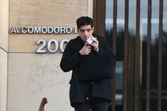 Buenos Aires, Argentina.- En las fotos tomadas el 5 de junio del 2023, el referente de la agrupación Revolución Federal, Jonathan Morel, es visto al presentarse en los tribunales federales de Retiro para una nueva declaración indagatoria en la causa en la que está procesado por "incitación a la violencia colectiva" por proferir insultos y amenazas contra el intendente Jorge Ferraresi, Victoria Donda, Víctor Hugo Morales y dos diputadas oficialistas. Morel, sostuvo que no tiene "absolutamente" nada que ver con el atentado a la vicepresidenta Cristina Fernández de Kirchner.