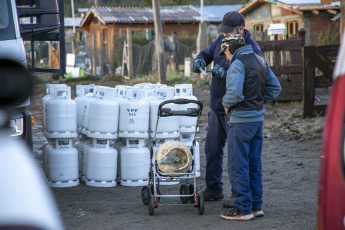 Rio Negro, Argentina.- En las fotos tomadas el 21 de junio del 2023, autoridades realizan el reparto de garrafas de gas, como parte del 'Plan Calor Gas' para aquellos sectores de mayor vulnerabilidad que viven en las zonas más frías de la provincia de Rio Negro y que no cuentan con acceso al gas natural. El Servicio Meteorlógico Nacional (SMN) emitió una serie de avisos por importantes nevadas que pueden afectar a las provincias de La Rioja, San Juan y Catamarca. En tanto, en el centro y oeste de Chubut se mantiene la alerta amarilla por temperaturas extremas por frío.