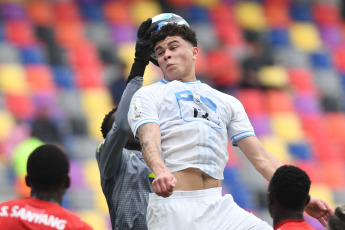 Santiago del Estero, Argentina.- En las fotos tomadas el 1 de junio del 2023, durante el partido entre Uruguay y Gambia por los octavos de final del Mundial Sub-20 en el estadio Madre de Ciudades en Santiago del Estero (norte). Uruguay venció a Gambia por 1 a 0 con el gol de Anderson Duarte (65) y avanzó a los cuartos de final del certamen ecuménico, donde afrontará un duelo frente a Estados Unidos.