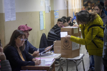 Chaco, Argentina.- En las fotos tomadas el 18 de junio del 2023, la organización de los comicios en Chaco se llevó adelante con el despliegue de 3.003 urnas en los 371 establecimientos de votación en la provincia de Chaco. El escrutinio provisorio del Tribunal Electoral de Chaco (con el 96,1