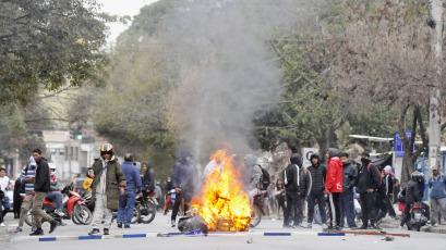 Jujuy, Argentina.- En las fotos tomadas el 20 de junio del 2023, varias decenas de personas resultaron heridas, una de ellas de gravedad, en fuertes enfrentamientos entre manifestantes y policías en Jujuy, en el noroeste de Argentina. Los altercados se dieron mientras la legislatura provincial instauraba una nueva Constitución que penaliza algunas formas de protesta.