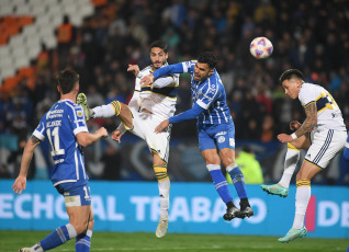 Mendoza, Argentina.- En las fotos tomadas el 22 de junio del 2023, durante el partido entre Boca Juniors y Godoy Cruz por la fecha 21 del torneo de la Liga Profesional en el estadio Malvinas Argentinas, de Mendoza. Godoy Cruz logró un histórico triunfo por 4 a 0 ante Boca Juniors, que deambula en mitad de tabla de la Liga Profesional. El elenco que dirige Jorge Almirón sumó su tercer partido sin victorias como visitante.