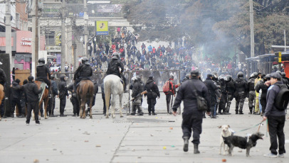 Jujuy, Argentina.- En las fotos tomadas el 20 de junio del 2023, varias decenas de personas resultaron heridas, una de ellas de gravedad, en fuertes enfrentamientos entre manifestantes y policías en Jujuy, en el noroeste de Argentina. Los altercados se dieron mientras la legislatura provincial instauraba una nueva Constitución que penaliza algunas formas de protesta.