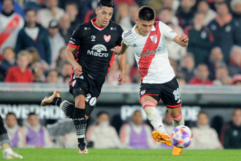 Buenos Aires, Argentina.- En las fotos tomadas el 22 de junio del 2023, durante el partido entre River Plate e Instituto en el Estadio Monumental. River Plate derrotó 3-1 a Instituto y estiró su diferencia a 10 puntos sobre su escolta, Talleres, que tiene un partido menos. Goles de Nicolás De La Cruz, Nacho Fernández y Lucas Beltrán para el conjunto de Martín Demichelis.