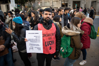 Buenos Aires, Argentina.- En las fotos tomadas el 14 de junio del 2023, trabajadores de la salud, residentes y concurrentes porteños pertenecientes a la Asamblea CABA, realizaron un nuevo plan de lucha con un paro y movilización hacia el Ministerio de Salud de la Ciudad de Buenos Aires, para denunciar la situación "crítica" del sistema de salud y exigir "salario básico de 450.000 pesos, ajuste mensual por la inflación y el pago de un haber más la cobertura por Accidentes de Riesgos del Trabajo (ART) para los concurrentes".