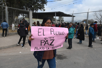 Jujuy, Argentina.- En las fotos tomadas el 21 de junio del 2023, el secretario de Derechos Humanos de la Nación, Horacio Pietragalla, llegó al penal del barrio Alto Comedero, en el sur de la capital jujeña, donde permanecen aún 53 personas detenidas según el reporte oficial. Son parte de los manifestantes que protagonizaron la violenta jornada del martes 20 de junio.