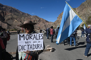 Jujuy, Argentina.- En las fotos tomadas el 22 de junio del 2023, en Purmamarca, comunidades originarias continúan el corte en la ruta 9 como parte de las protestas contra la reforma parcial a la Constitución local, la represión policial y la actitud autoritaria del gobernador Gerardo Morales. Las protestas han dejado un saldo de más de 170 heridos, algunos de gravedad, y alrededor de 70 detenidos. Durante las últimas jornadas las manifestantes comenzaron a exigir la renuncia de Morales.