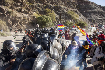 Jujuy, Argentina.- En las fotos tomadas el 18 de junio del 2023, durante las protestas y cortes de ruta en Jujuy, Argentina, contra la reforma de la Constitución. Las protestas en el distrito del norte argentino, fueron encabezadas por comunidades originarias, gremios y partidos políticos que rechazaron tanto el contenido como el tratamiento brindado por los convencionales constituyentes jujeños.