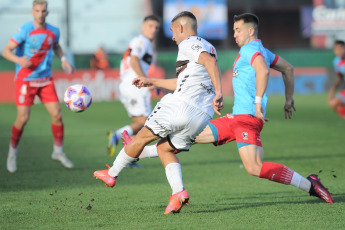 Sarandí, Argentina.- En las fotos tomadas el 25 de junio del 2023, durante el partido entre Platense y Arsenal por la jornada 21 de la Liga Profesional Argentina en el Estadio Julio Humberto Grondona. Platense venció por 2-0 a Arsenal como visitante. Para Platense los goles fueron marcados por Sasha Marcich (a los 46 minutos) y Franco Baldassarra (a los 87 minutos). En la próxima fecha, Platense se medirá con Lanús, mientras que Arsenal tendrá como rival a Vélez.