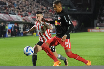 La Plata, Argentina.- En las fotos tomadas el 7 de junio del 2023, durante el partido entre Estudiantes de La Plata y Bragantino de Brasil por la Copa Sudamericana en el EstadioJorge Luis Hirschi. Estudiantes igualó 1-1 de local con Bragantino y ambos tienen 11 puntos, liderando el Grupo C del torneo. En la última fecha, Bragantino enfrentará a Tacuary y Estudiantes a Oriente Petrolero.