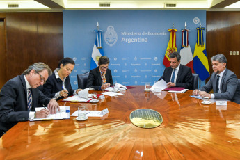 Buenos Aires, Argentina.- En las fotos tomadas el 26 de junio del 2023, el ministro de Economía, Sergio Massa (2do derecha), suscribió acuerdos bilaterales con tres países integrantes del Club de París, España, Francia y Suecia, para refinanciar la deuda vigente con dicho organismo, informó el Palacio de Hacienda.