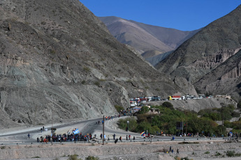 Jujuy, Argentina.- En las fotos tomadas el 22 de junio del 2023, en Purmamarca, comunidades originarias continúan el corte en la ruta 9 como parte de las protestas contra la reforma parcial a la Constitución local, la represión policial y la actitud autoritaria del gobernador Gerardo Morales. Las protestas han dejado un saldo de más de 170 heridos, algunos de gravedad, y alrededor de 70 detenidos. Durante las últimas jornadas las manifestantes comenzaron a exigir la renuncia de Morales.