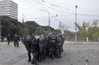 Jujuy, Argentina.- In the photos taken on June 20, 2023, several dozen people were injured, one of them seriously, in heavy clashes between protesters and police in Jujuy, in northwestern Argentina. The altercations occurred while the provincial legislature was establishing a new Constitution that penalizes some forms of protest.