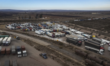 Mendoza, Argentina.- En las fotos tomadas el 27 de junio del 2023, muestra los camiones varados en Mendoza debido al cierre transitorio del Paso Internacional Cristo Redentor. La Asociación de Propietarios de Camiones de Mendoza (Aprocam), informó que hay al menos 2.000 camiones varados y se indicó que "la situación es grave" por el temporal de nieve y lluvia de la última semana que destrozó tramos de ruta del lado chileno, donde se registraron desprendimientos que dejaron grandes rocas en medio de la carretera.